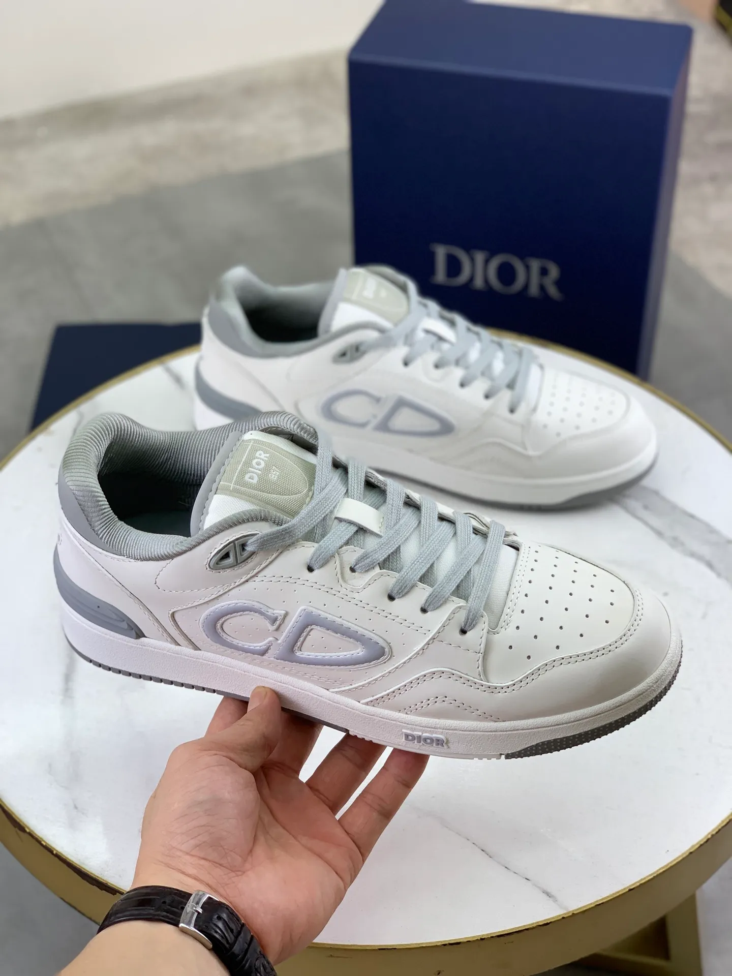 Factory price P760💰Low-top series 💎Top quality💎Dior's latest B57 low-top series original couple's mid-top sports sneakers Top high-end version Purchasing quality Original development Dior spring and autumn new B57 low-top couples' sports shoes are new products in this series, (Dior) B57 low-top sports shoes, original version 15560💰Purchased early spring new presbyopic sports shoes A favorite among major celebrities and Internet celebrities. The on-foot effect is very nice. The B57 sports sneakers are made by Italian craftsmen. They have distinct layers and a unique three-dimensional effect. They show a modern and elegant style, comparable to Dior  A classic style from Dior. Crafted from smooth black calf leather with beige and black Oblique print panels on the sides. The "CD Icon" shaped shoelace eyelets are clever and delicate, and the two-color rubber sole, rear collar and heel are all equipped with the brand's iconic details to enhance the style. Oblique printed straps at the ankle allow for an adjustable fit to complement the overall design. Fashionable and versatile, it can complement any look.                        Imported silk cowhide stitching with CD embroidery printing; 5⃣️colors🉑️choice TPU outsole Size: women’s 36-40 men’s: 38-46 (men’s sizes 38, 45, 46 are custom-made, non-refundable and non-exchangeable)